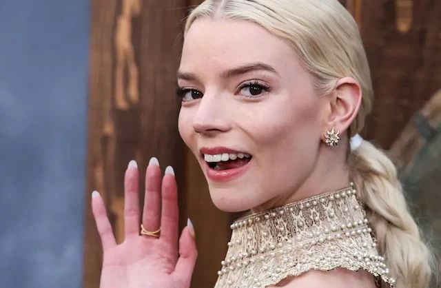 Anya Taylor Joy deslumbró con un vestido total black con brillos y transparencias