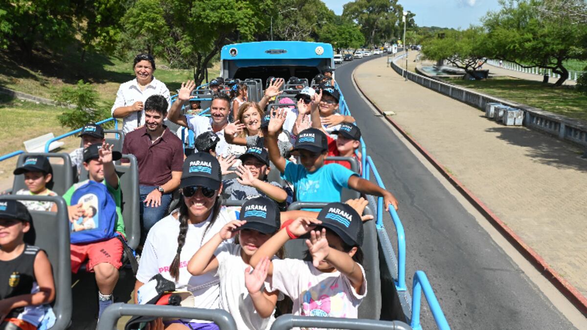 Chicos de las Colonias de Vacaciones Municipales hicieron un recorrido en el Paraná Bus Turísitico