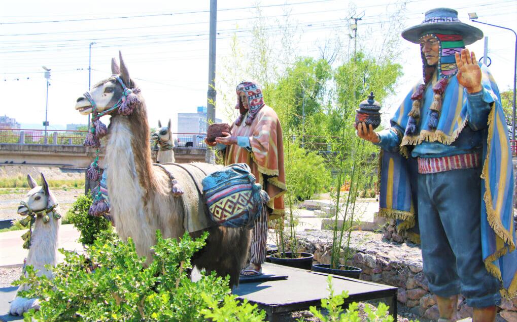 Las figuras hiper realistas que componen el pesebre del parque Xibi Xibi presentan detalles representativos de las culturas andinas.