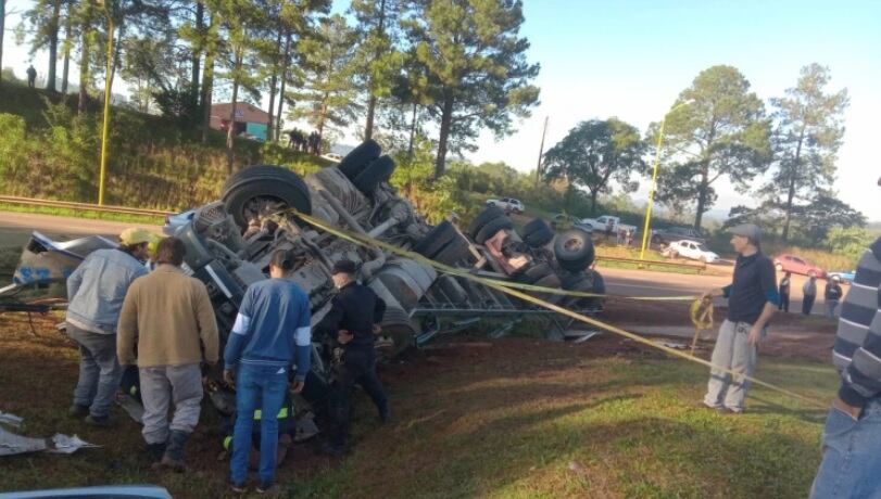 Accidente de tránsito en Dos de Mayo: un hombre quedó atrapado en uno de los vehículos.