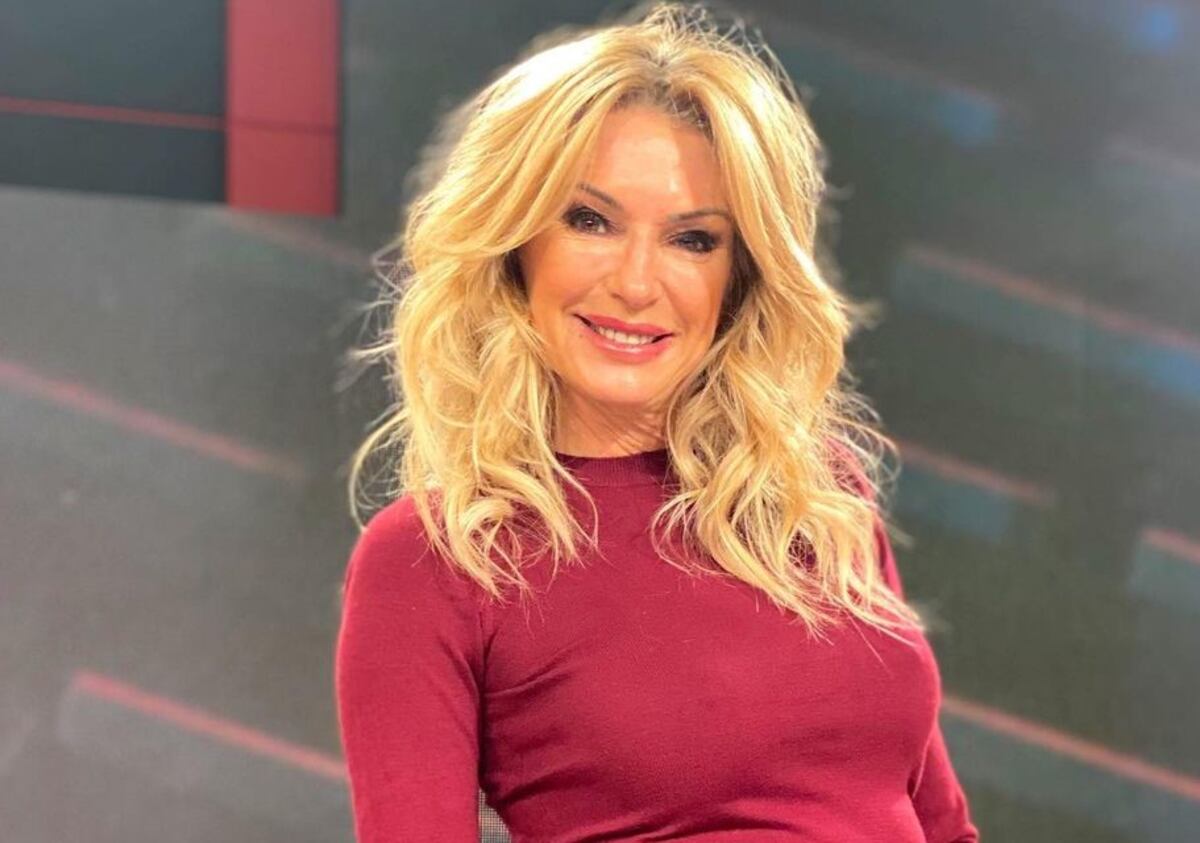 Yanina Latorre cautivó con una sesión de fotos en top y jean que desafió al invierno