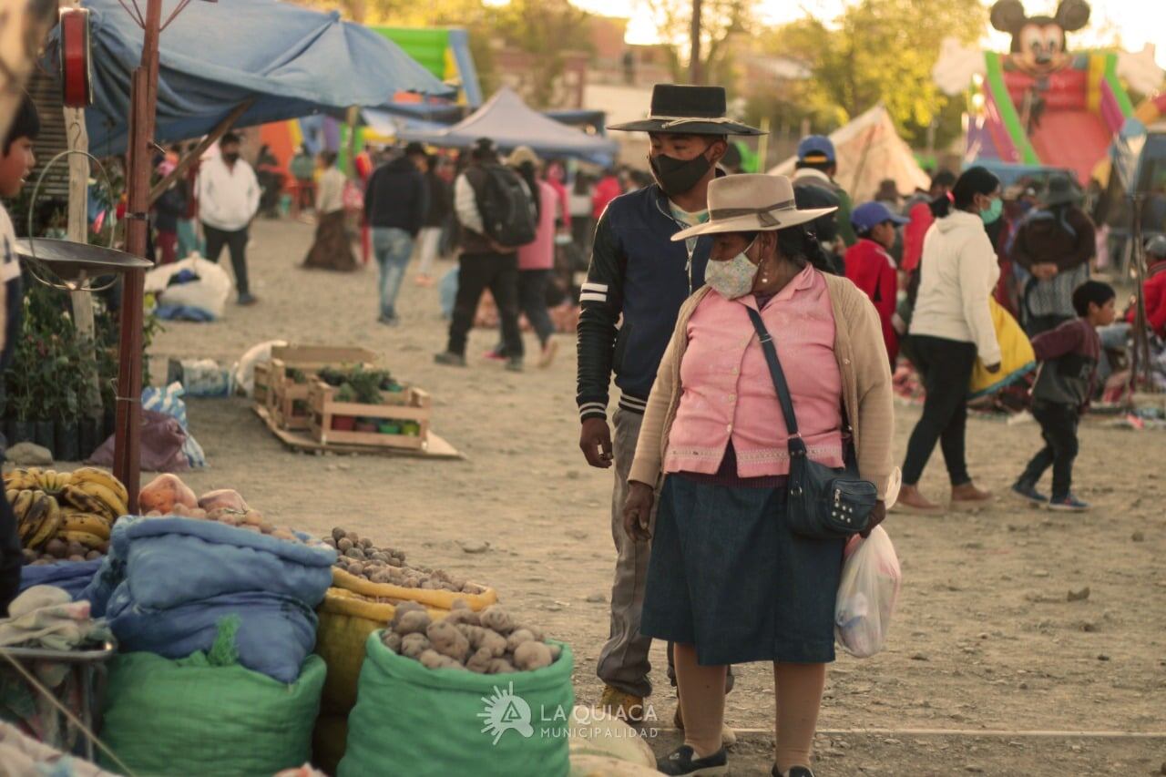 En los puestos y carpas de la Manka Fiesta se puede adquirir artesanías, hilados, productos regionales y cerámicas, y degustar comidas andinas.