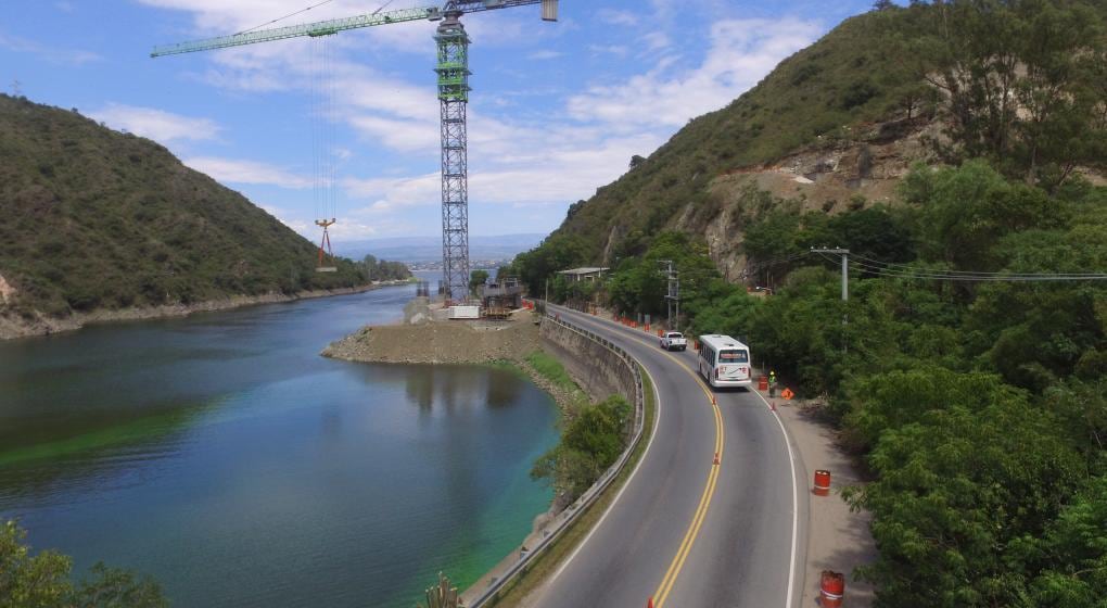 La obra en marcha de la variante Costa Azul, con nuevo puente sobre el dique San Roque. Desde ahí arrancaría la discutida nueva autovía hasta Cosquin. (La Voz)