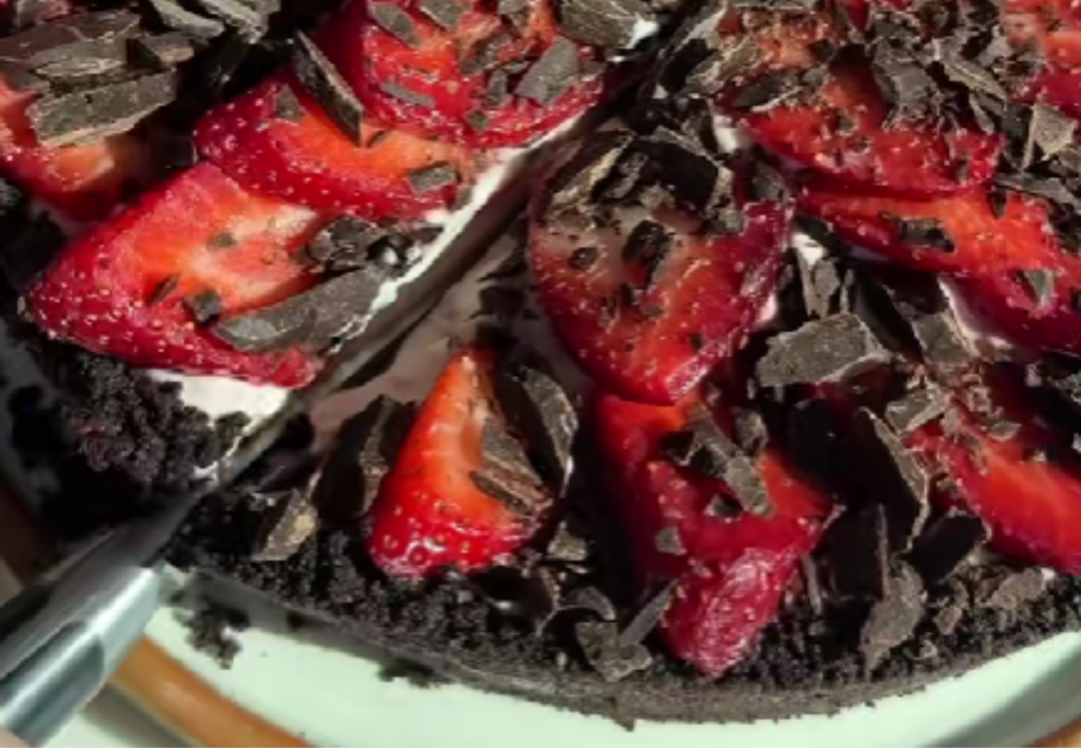 Cómo hacer una tarta de frutillas con solo 5 ingredientes y sin horno: receta lista en 15 minutos