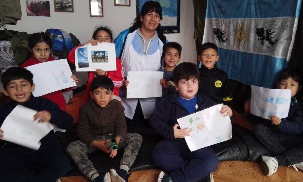 Norma Reyna, la maestra que motivó a Flipe (su alumno) a llevar adelante un museo en homenaje a los héroes de Malvinas.