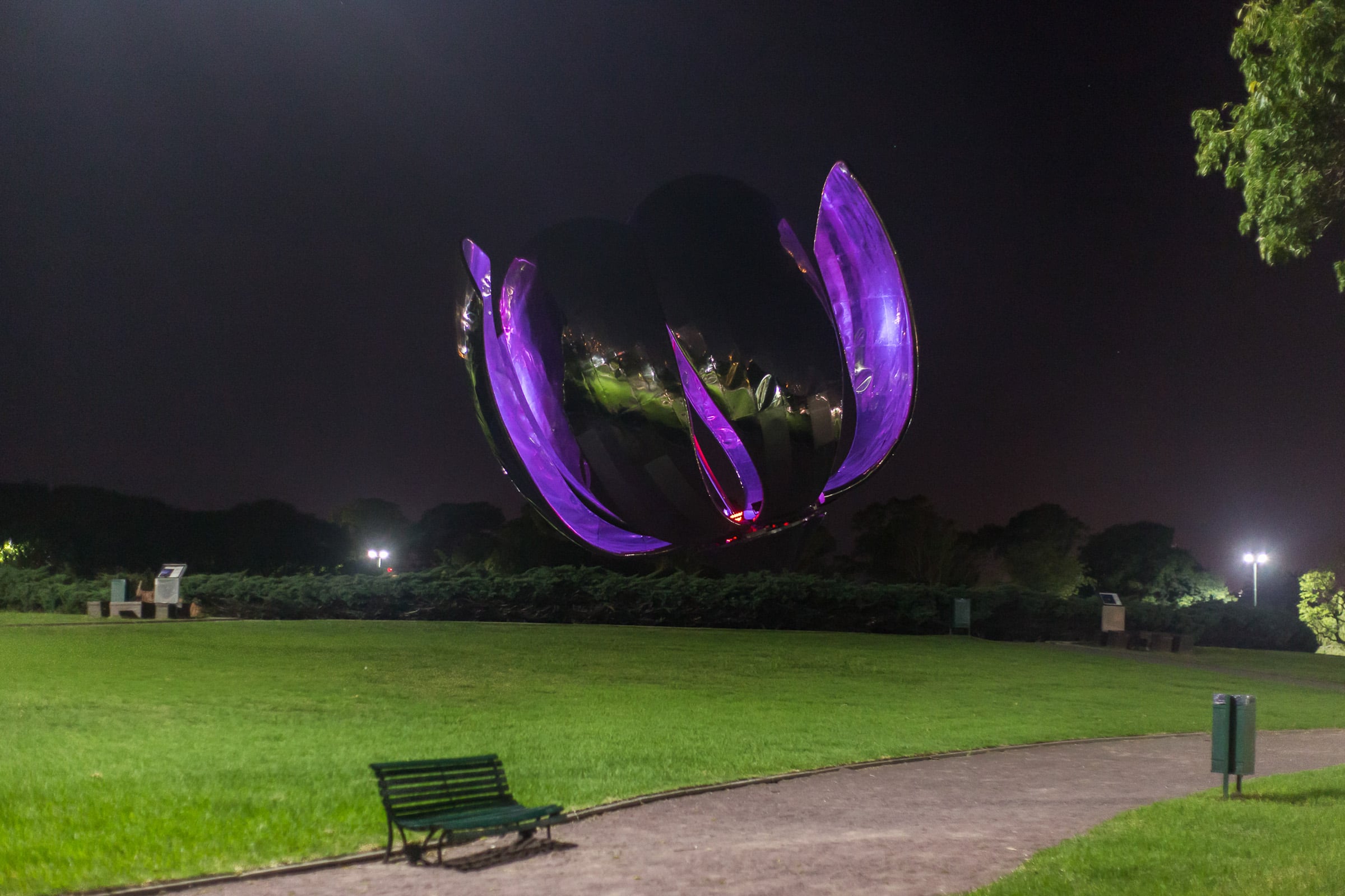 Presentaron la Vendimia en la Ciudad de Buenos Aires y los monumentos embleámticos se tiñeron de malbec.