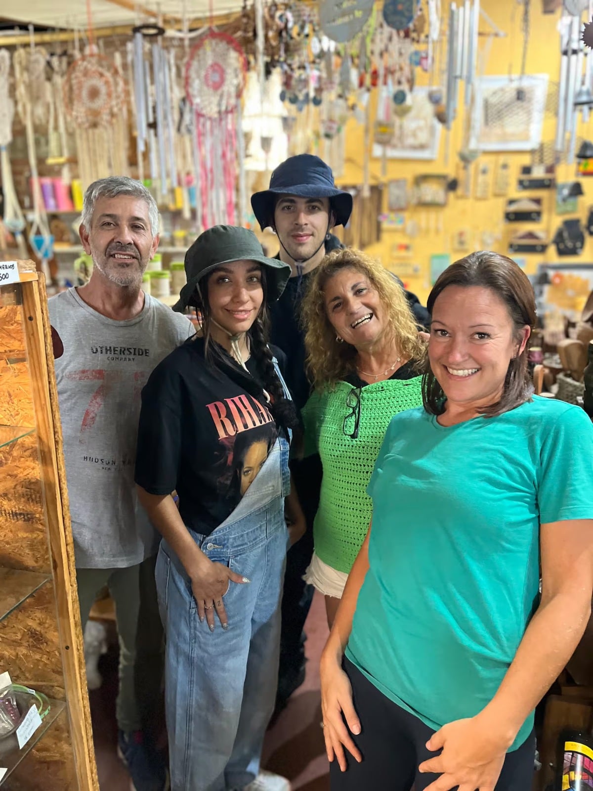 María Becerra y J Rei con la familia del comercio de artesanías en las Sierras de Córdoba.