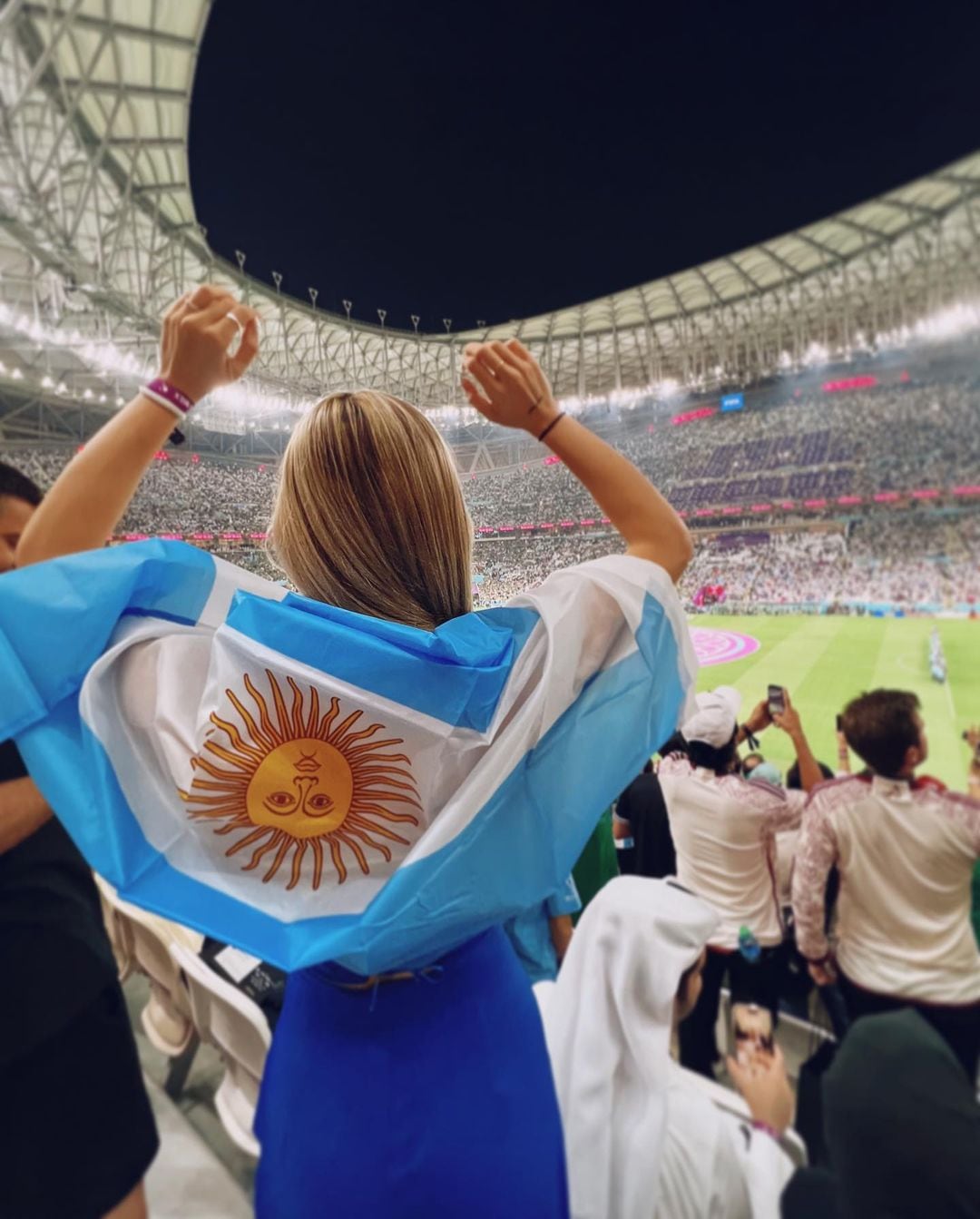 Desde Qatar y alentando a Argentina, Morena Beltrán cautivó con un corset y pantalón azul francia.