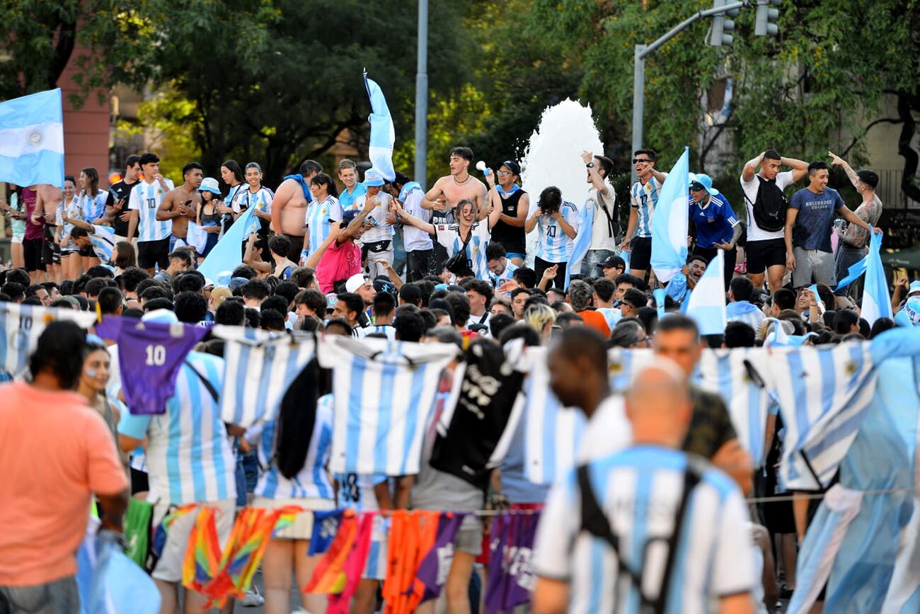 Festejos en el Patio Olmos en Córdoba. Argentina le ganó un partido clave a México. (José Hernández / La Voz)