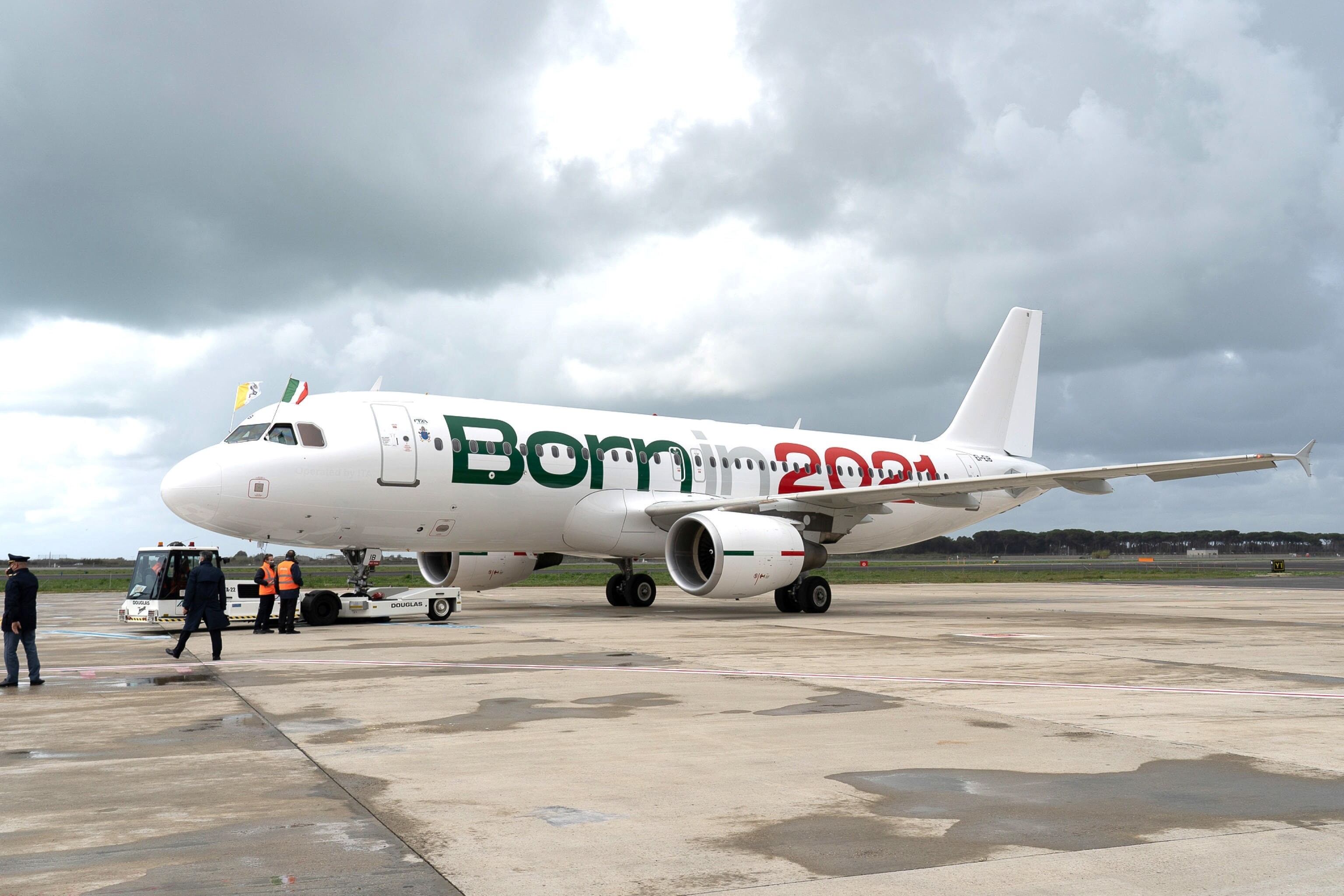 El avión que traslada al Papa a Chipre y Grecia, el Airbus A320. Foto: EFE/EPA/TELENEWS