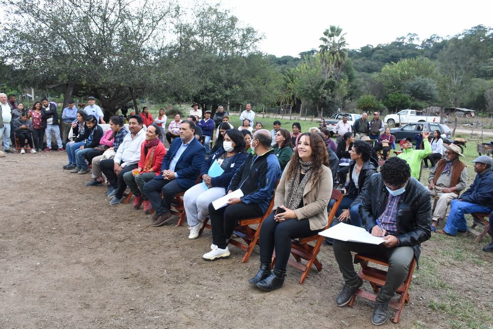 Al acto en El Carmen asistieron el director regional NOA Norte del SENASA, Jorge Cabral; la referente regional de Agricultura Familiar del SENASA, Susana Courault; la responsable de la agencia INTA Perico, Mónica Serra; la responsable de INAES Jujuy, Romina Herrera; y la coordinadora del Programa Acercar Derechos del Ministerio de Mujeres, Géneros y Diversidad, Laura Álvarez Carrera, entre otras autoridades.