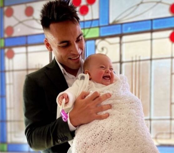 Lautaro Martínez, orgulloso con su pequeña Nina.