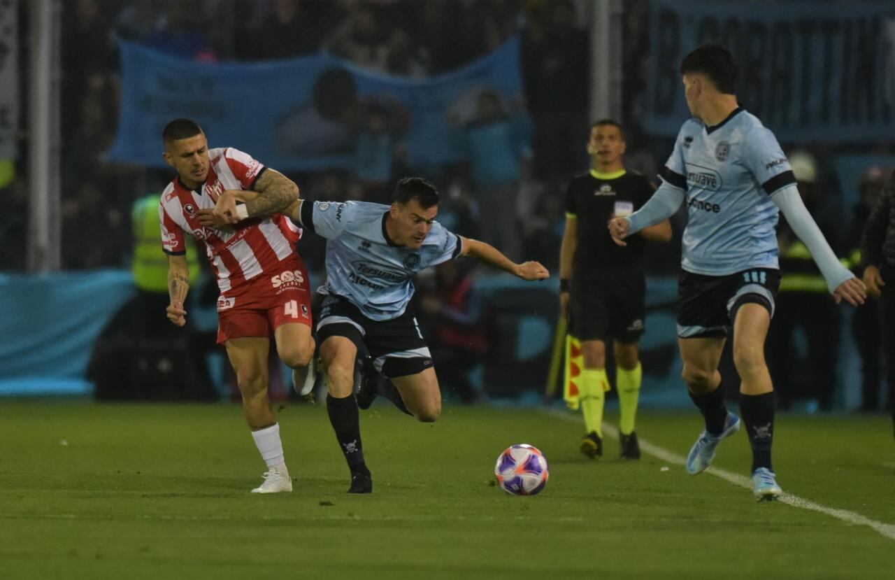 Oliver y la salida con Zapelli de Belgrano ante Instituto, por la fecha 30 de la Primera Nacional. (Facundo Luque)