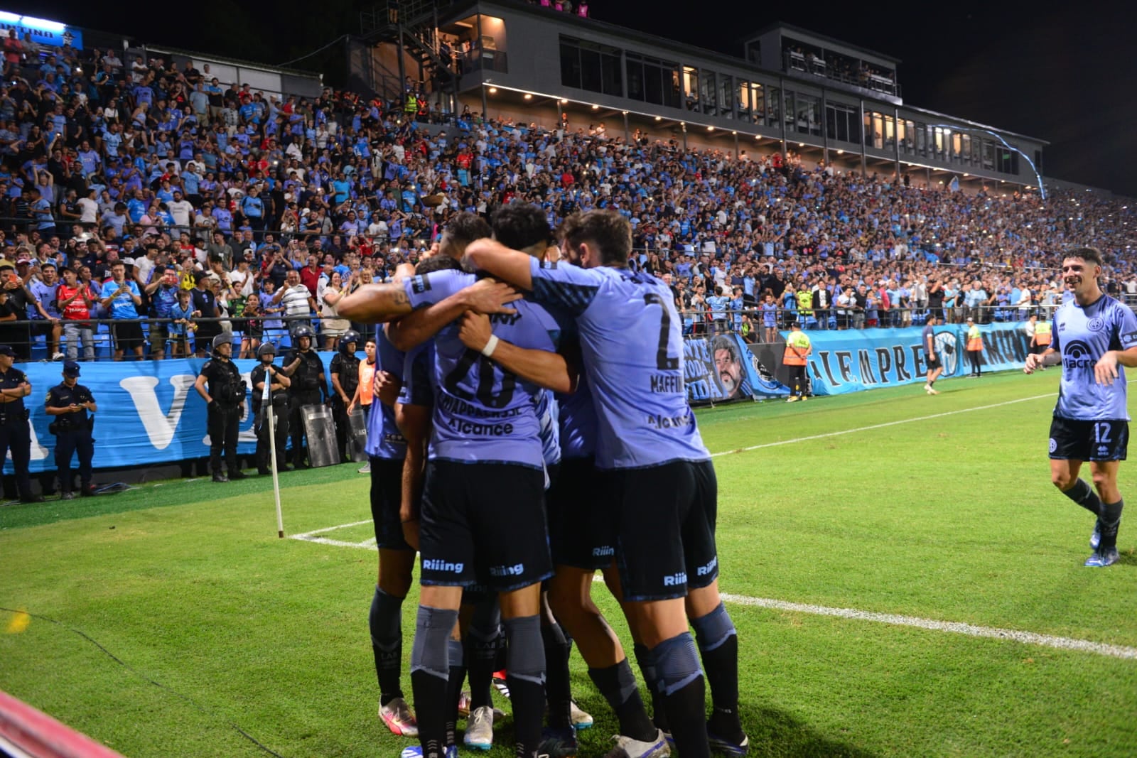 Fiesta de Belgrano en Alberdi en el partido ante Sarmiento, por la Copa de la Liga Profesional. (Javier Ferreyra / La Voz)