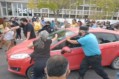 Trotta debió ser protegido por la policía.