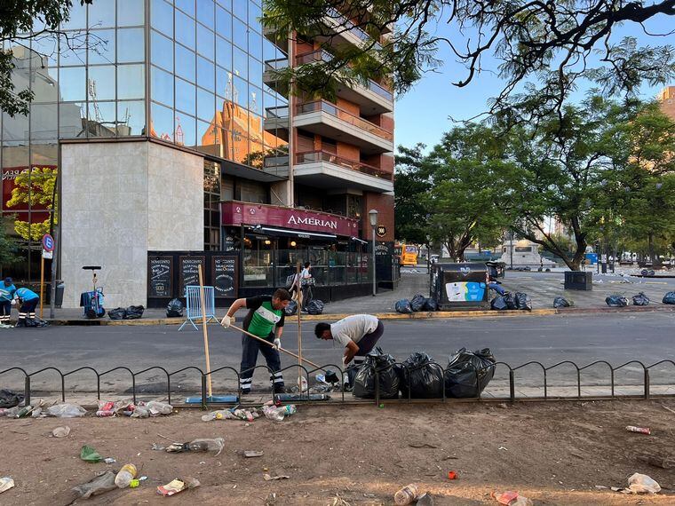 La zona del Patio Olmos amaneció con el arduo trabajo de los trabajadores del Coys.