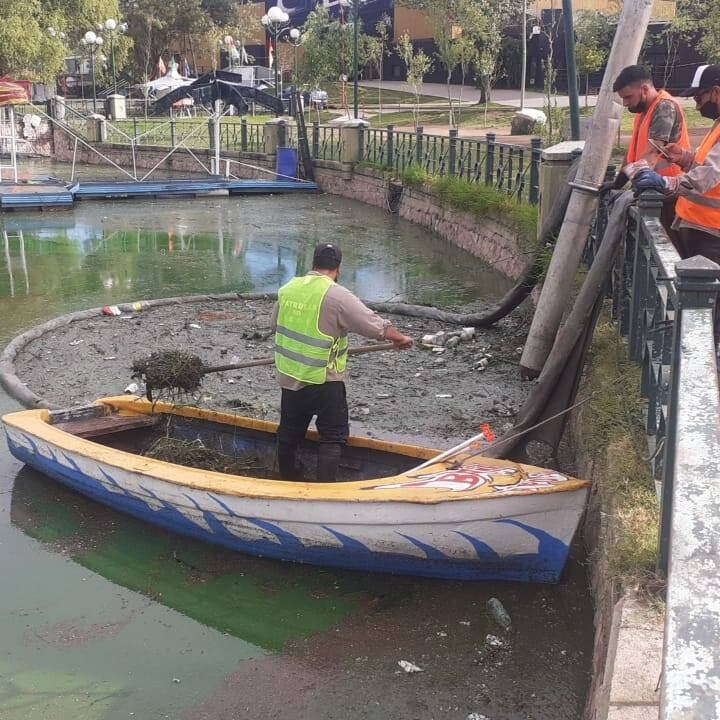 Extracción de las algas y basura contenidas por las redes.