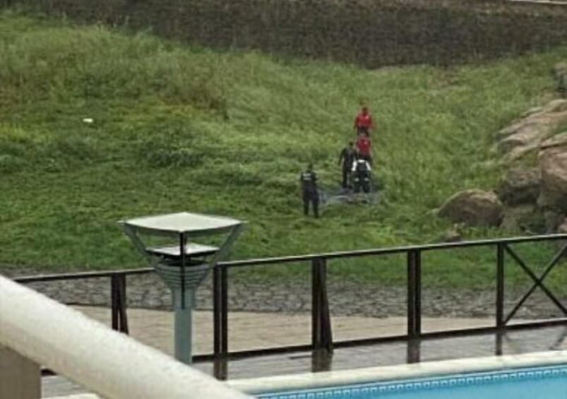 La mujer habría sido arrastrada por la corriente de agua en medio del temporal de este lunes.