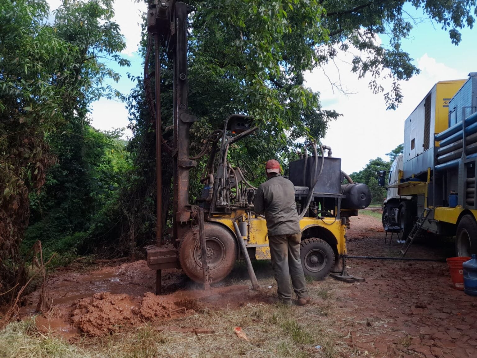 Eldorado: realizan un pozo perforado en barrio Los Lapachos.