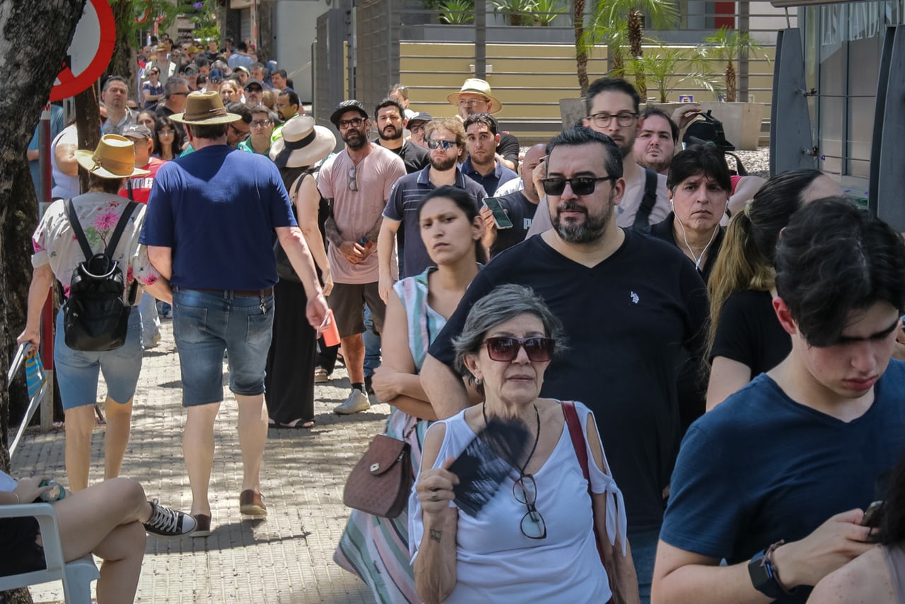 Electores argentinos hacen fila en las afueras del Consulado de Argentina en Asunción. EFE/ Rubén Peña
