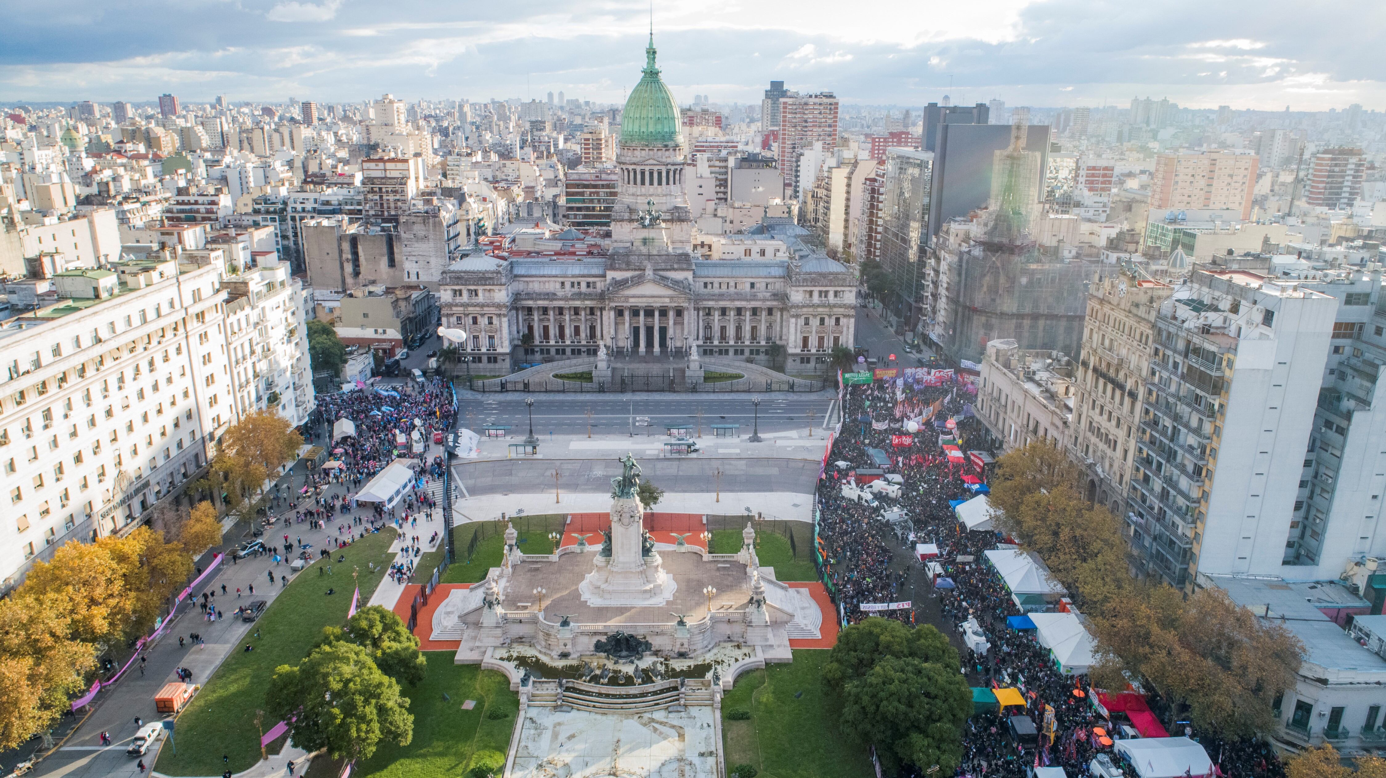 Senadores trata el proyecto de Ley IVE