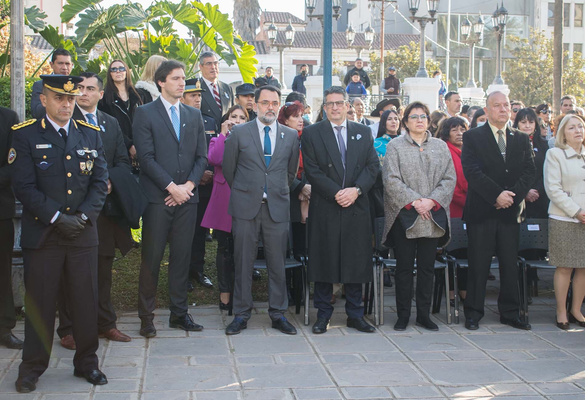 El diputado provincial Adriano Morone, el concejal Lisandro Aguiar, el fiscal de Estado Mariano Miranda, los ministros Isolda Calsina y Luis Martín, y la senadora Silvia Giacoppo, entre las autoridades presentes en el acto de la plaza Belgrano.