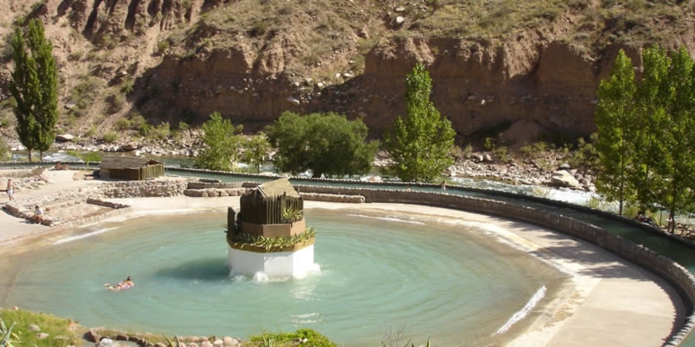 Las Termas de San Jerónimo, a pocos kilómetros de la Ciudad de San Luis se puede disfrutar de estas aguas que surgen de más de 400 metros de profundidad.