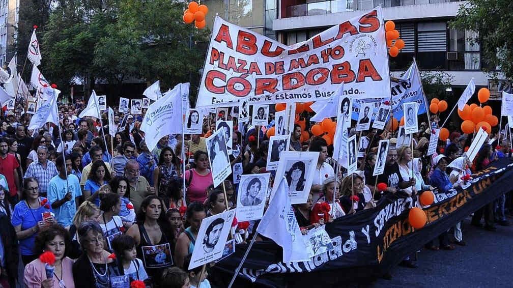 Pacífica. La movilización central en Córdoba fue colorida y sin incidentes. Con una gran participación de jóvenes y consignas  en contra  del Gobierno provincial y  la Policía  de Córdoba. Dirigentes de organismos  de derechos humanos denunciaron q