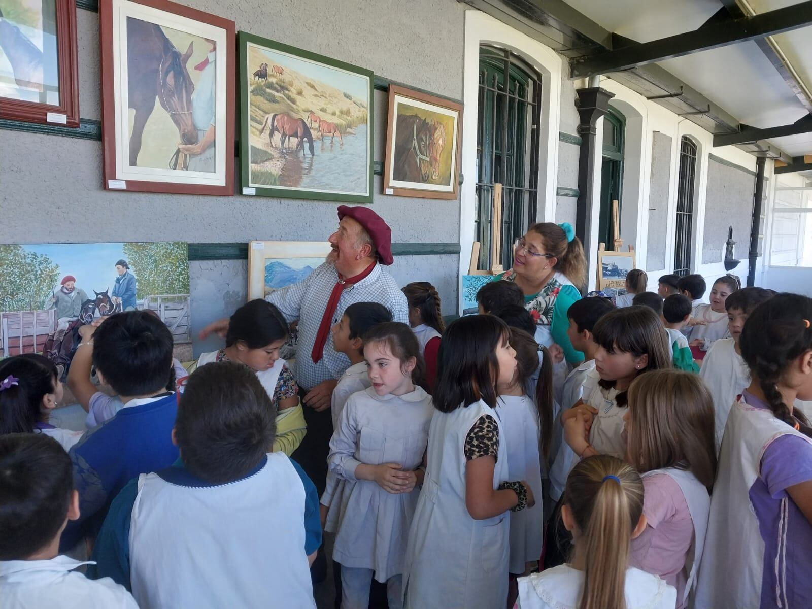 Mes de la Tradición: Alumnos de diferentes instituciones educativas visitan la exposición del CCE