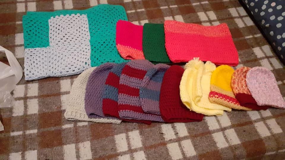 Tejerán gorros y cuellitos para los niños. 