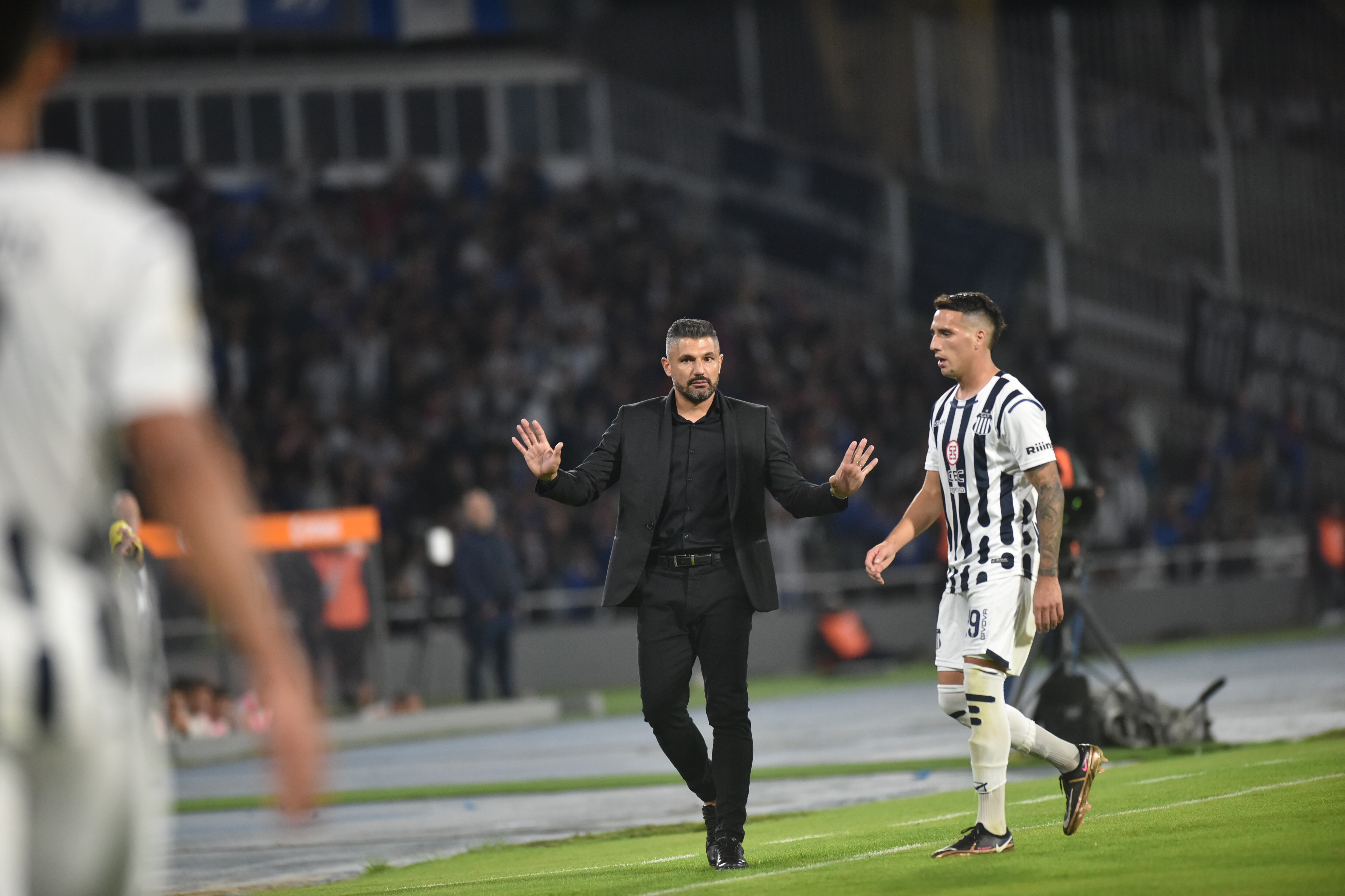 El Dt De Talleres Javier Gandolfi en el partido contra River en el Kempes