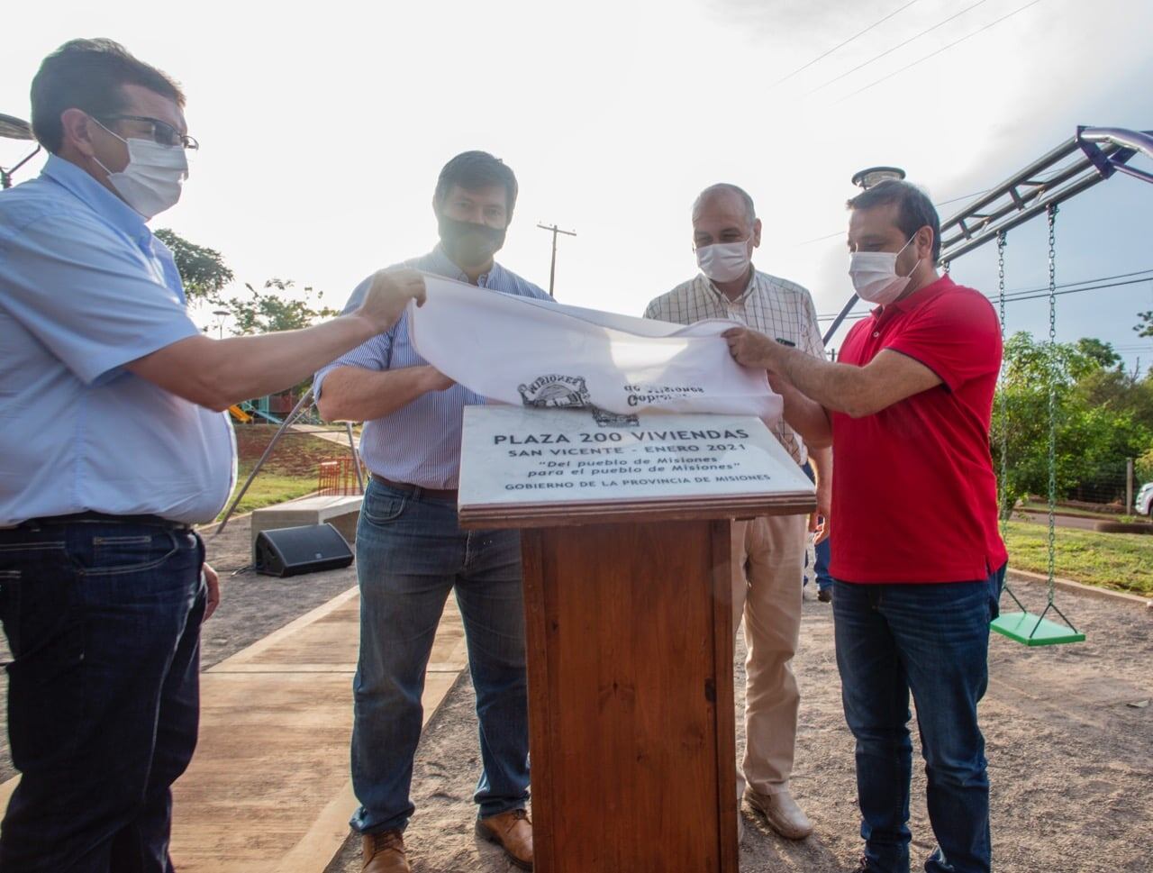 Oscar Herrera Ahuad, en compañía del intendente Fabián Rodríguez