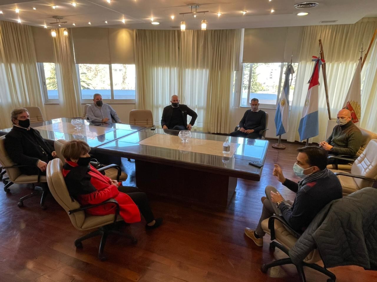 Reunión entre autoridades municipales, representantes ASHOGA y de la Cámara de Turismo.