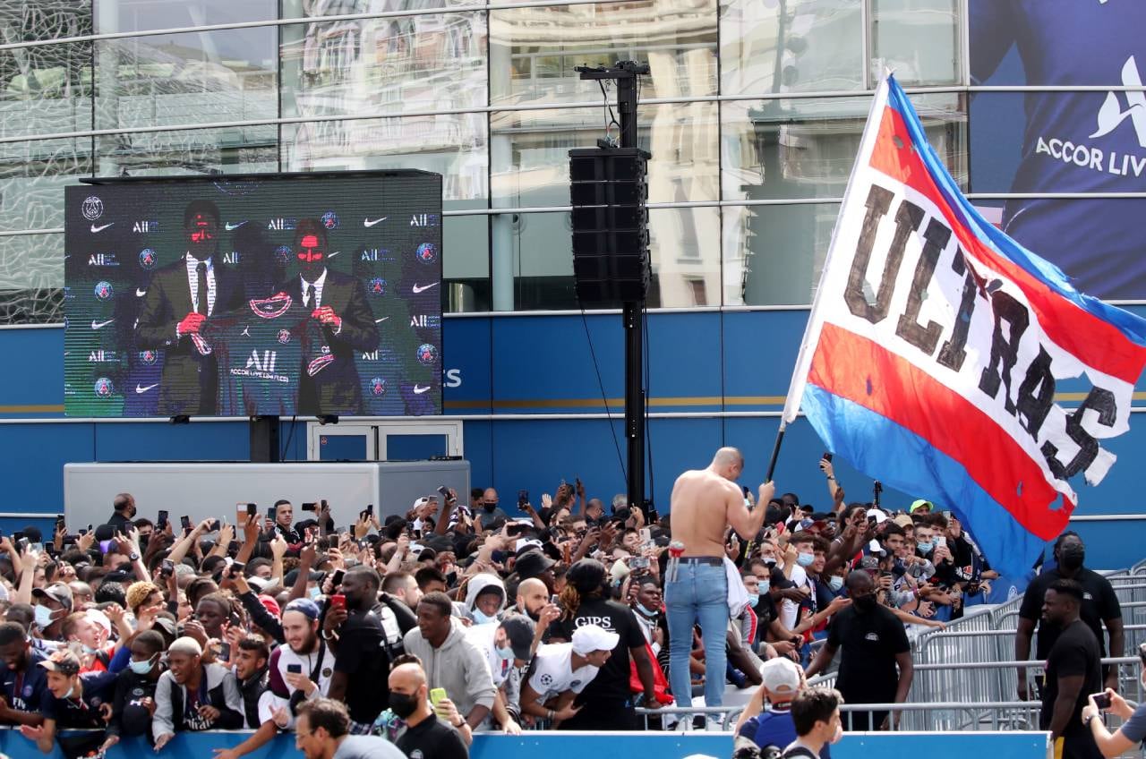 Los hinchas siguieron la presentación a través de una pantalla fuera del estadio.