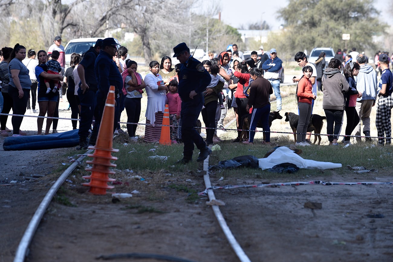 Una mujer murió arrollada por un tren y su bebé está grave en avenida Sabattini, debajo del puente de Circunvalación.  (Ramiro Pereyra / La Voz)