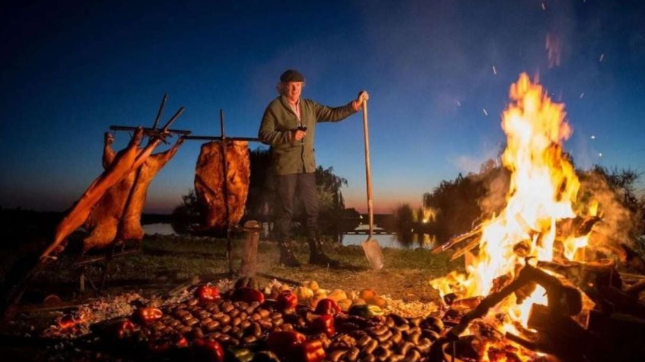 Asado al aire libre en " La Soplada" junto con Francis Mallmann.  Fuente: Perfil. 