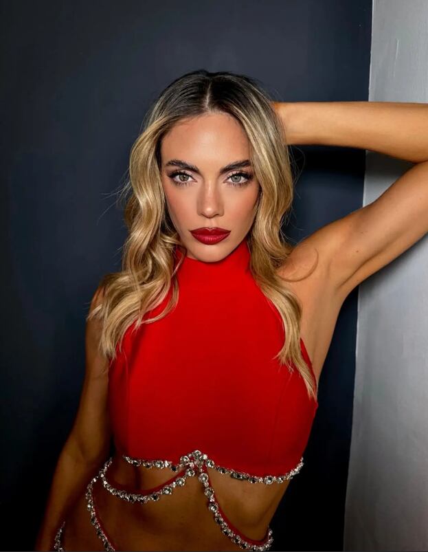 Rojo pasión y brillos: Emilia Attias deslumbró con un infartante look que encendió el otoño