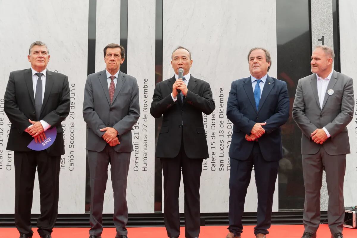 "Esta ceremonia aquí simboliza amistad y hermandad. Jujuy siempre ha sido un referente de cooperación con China, compartiendo proyectos estratégicos y una visión común de progreso, especialmente en minería y energías renovables", dijo el embajador de China en la Argentina, Wang Wei, al subrayar el vínculo entre Jujuy y su país.