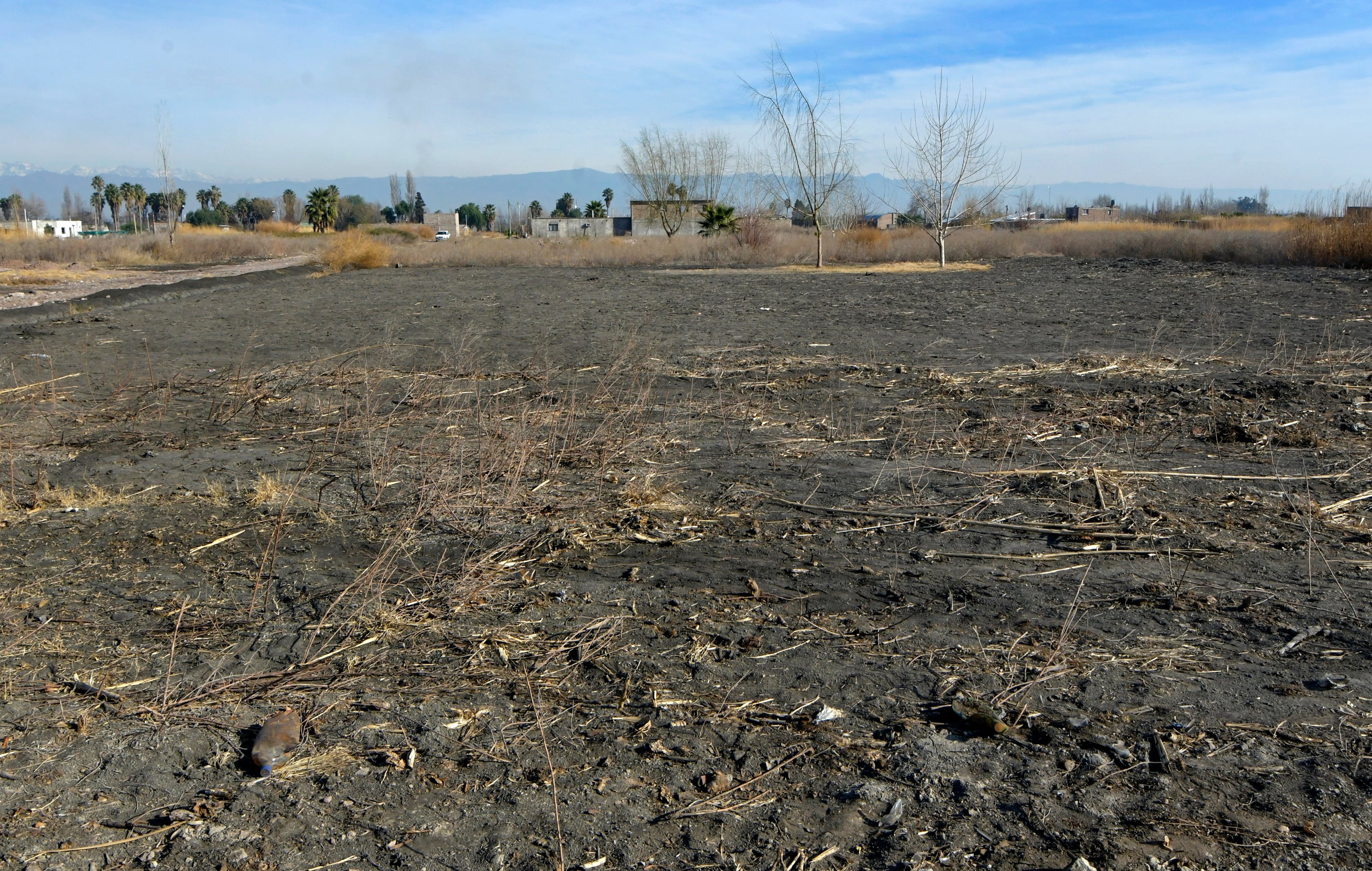 La tierra está a una alta temperatua y sale humo.