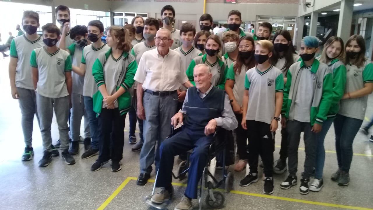 Rene y Mario, recorrieron su antigua escuela y compartieron recuerdos con los estudiantes.