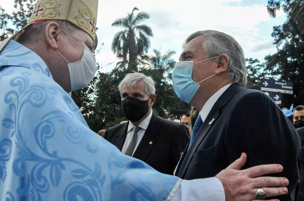 El gobernador Morales y el vicegobernador Haquim saludan al nuncio apostólico Miroslaw Adamczyk, previo al inicio de la santa misa de este domingo.