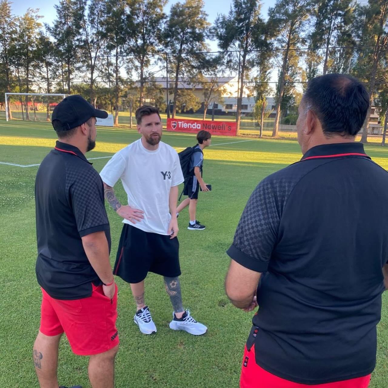 La "Pulga" estuvo conversando con los entrenadores rojinegros.