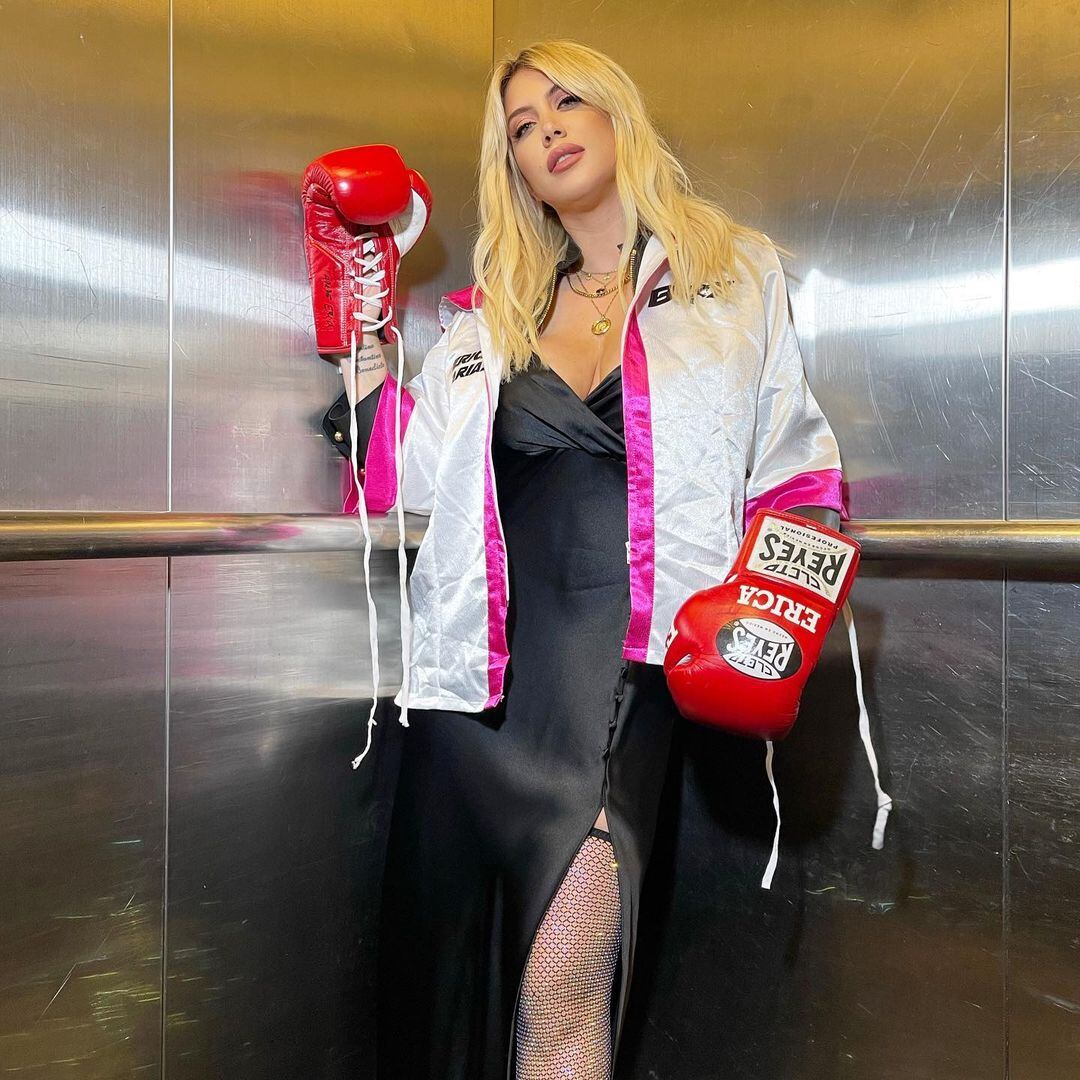 Wanda Nara agregó un par de guantes de boxeo a su look. 