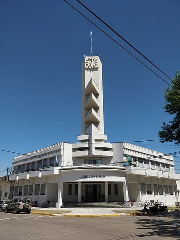 La Municipalidad de Vedia caracterizada por su estilo art-déco.