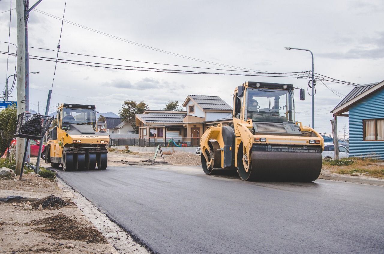 Hasta la fecha se colocaron 850 toneladas de asfalto y se pavimentó la calle Bahía de los Abrigos y avanzan en Río Claro y en Bahía Margarita donde continuarán trabajando en los próximos días .