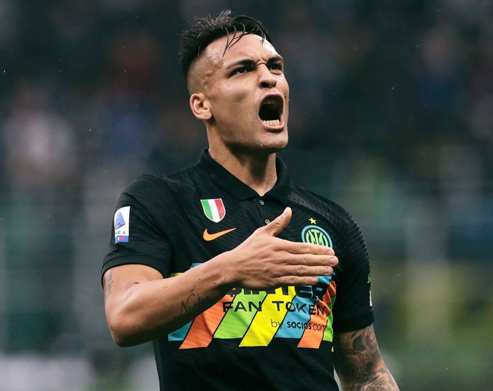 Lautaro Martínez y el Inter disputan mano a mano la Serie A contra el Milan.