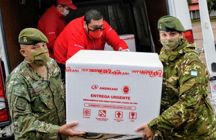 Personal de las fuerzas armadas bajando las vacunas.