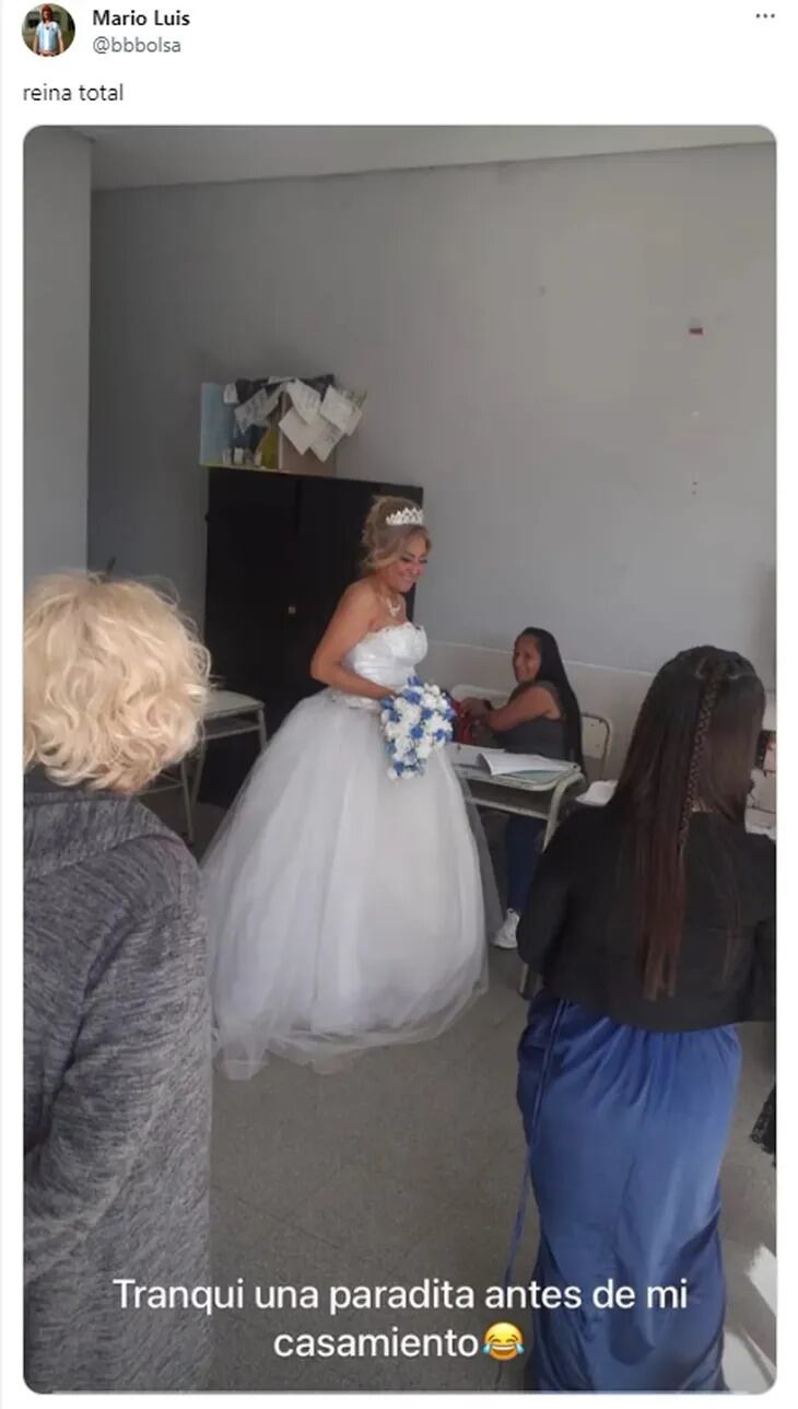 La mujer vestida de novia que fue a votar