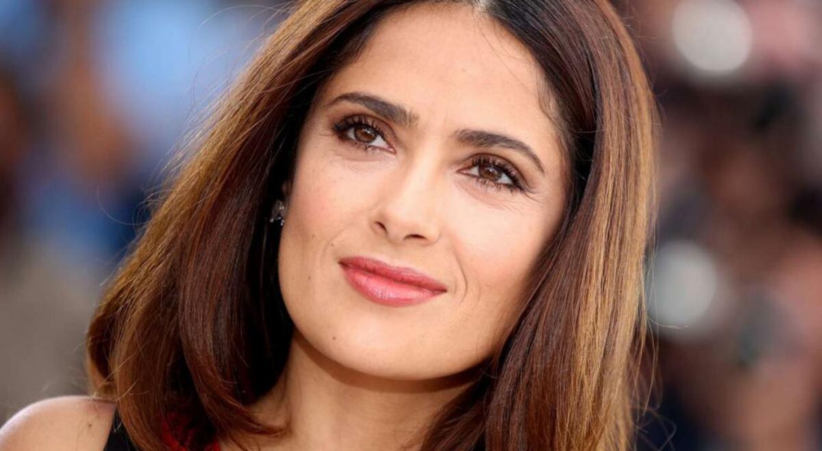 Salma Hayek brilló con una bikini negra en un playa paradisíaca