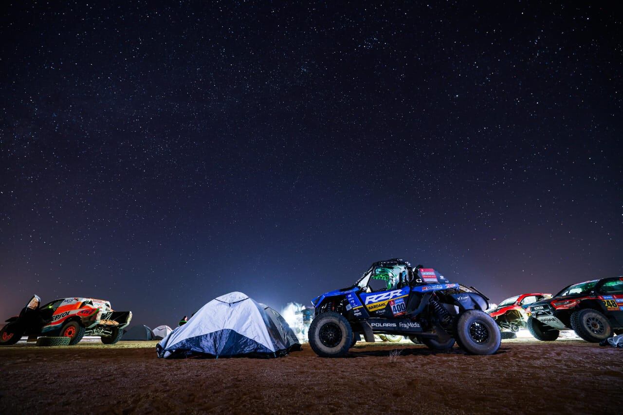 Las noches sin equipos de asistencia en el desierto, un distintivo que devuelve al Dakar su espíritu original de aventura.